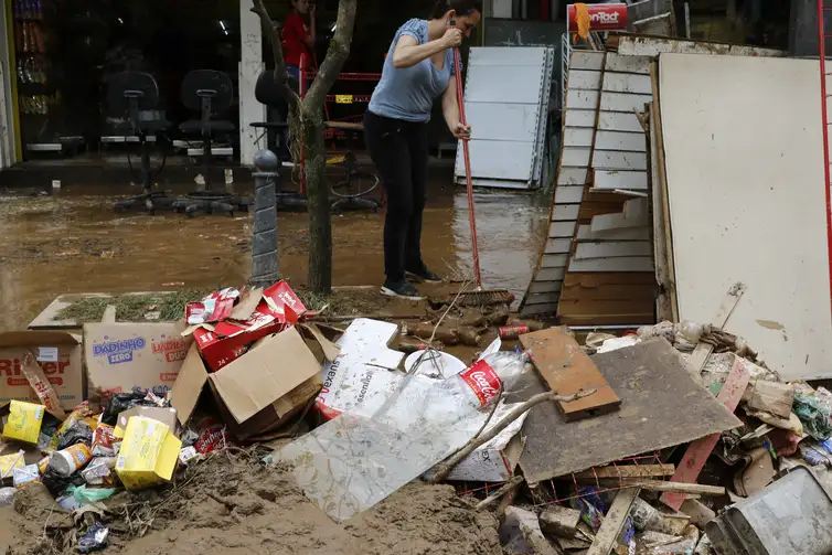 Destruição nas lojas da Rua do Imperador, causada pela lama de deslizamentos de terra durante chuvas em Petrópolis.