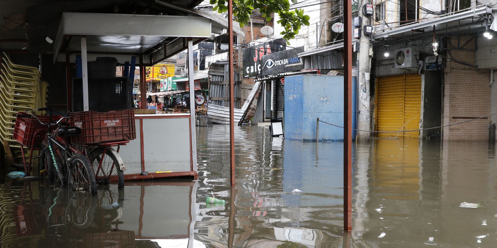 Moradores e comerciantes da comunidade de Rio das Pedras, zona oeste da cidade, sofrem com alagamentos devido às chuvas intensas que causaram estragos em vários pontos do Estado do Rio de Janeiro.
