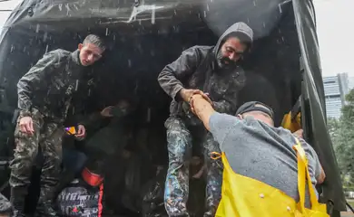 Porto Alegre (RS), 23/05/2024 – CHUVAS/ RS - ENCHENTES - Exército faz o resgate de pessoas, após forte chuva em Porto Alegre. Foto: Rafa Neddermeyer/Agência Brasil