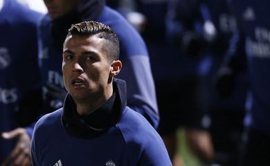 Cristiano Ronaldo leva Bola de Ouro pela quarta vez 