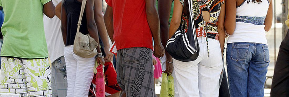 Pessoas procuram por emprego em Salvador, na Bahia
