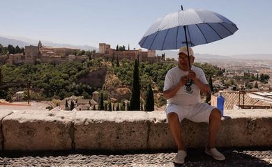 Calor em Granada, na Espanha
 22/7/2024   REUTERS/Jon Nazca