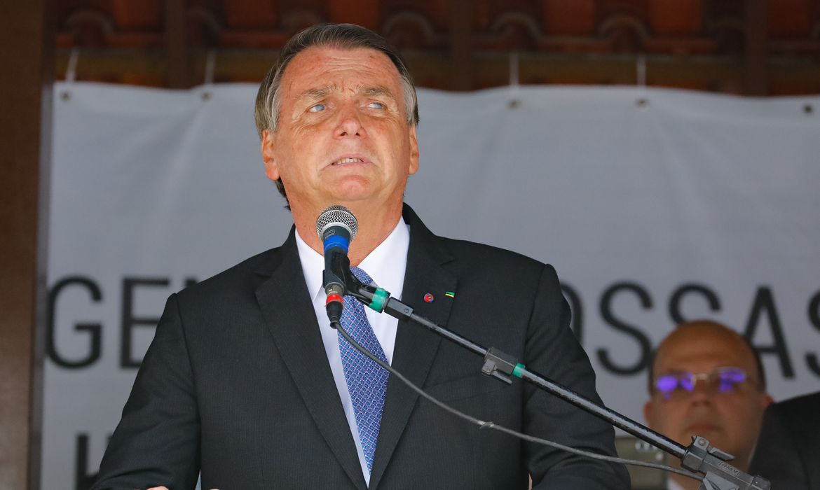 O presidente da República, Jair Bolsonaro, participa da cerimônia de Formatura do Curso Especial de Habilitação para Promoção a Sargento.