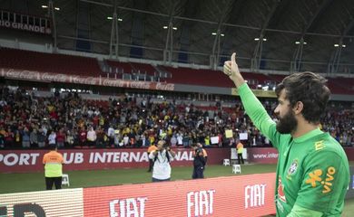 Assim que pisou gramado do Beira Rio, Alisson, que jogou no Internacional,foi aplaudido pela torcida