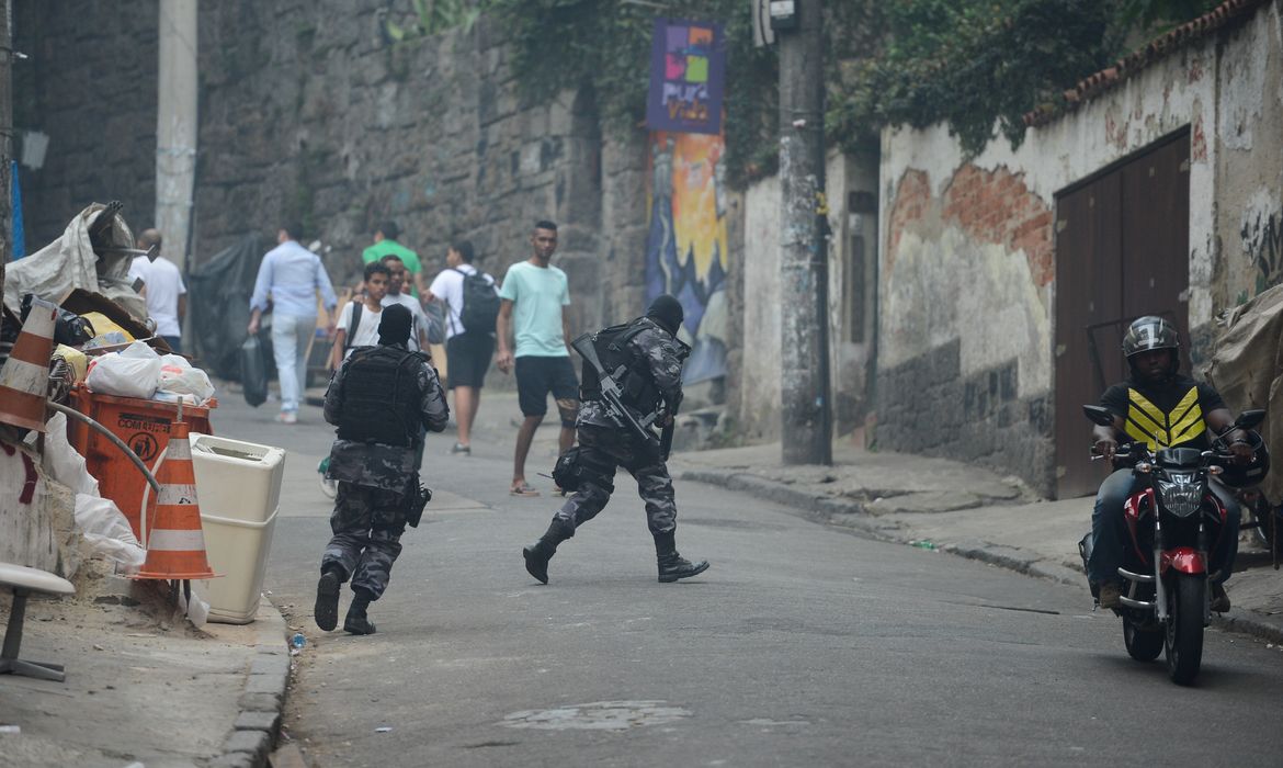 Rio de Janeiro - Operação policial após ataques às bases das Unidades de Polícia Pacificadora (UPP) nas comunidades do Cantagalo e Pavão-Pavãozinho, em Copacabana. (Fernando Frazão/Agência Brasil)