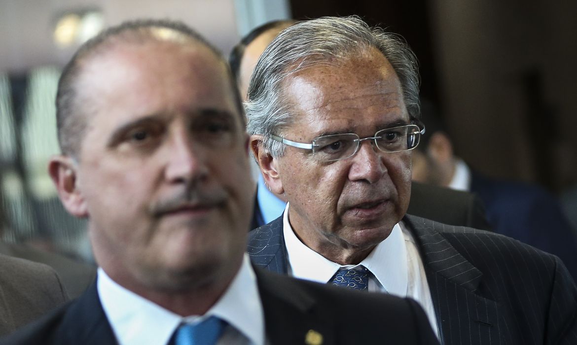O ministro chefe da Casa Civil, Onyx Lorenzoni , e o ministro da Economia, Paulo Guedes falam a imprensa após reunião 