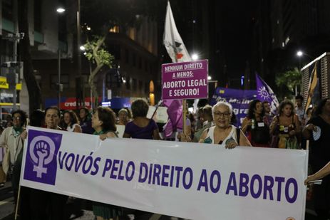 Rio de Janeiro (RJ) 08/03/2024 – A manifestação 8M reúne pessoas em luta por direitos femininos no Dia Internacional da Mulher, no Centro. Foto: Fernando Frazão/Agência Brasil