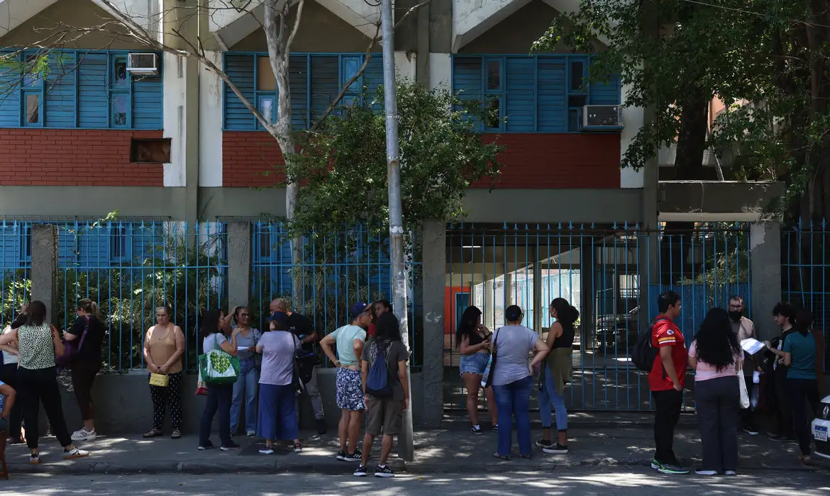 Tomaz Silva/Agência Brasil Rio de Janeiro (RJ), 26/10/2025 - Professores chegam ao Colégio Estadual Julia Kubitschek para a realização Prova Nacional do Docente (PND). Foto: Tomaz Silva/Agência Brasil