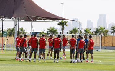 Jogadores e comissão técnica da Suíça durante treino em Doha, no Catar
