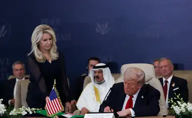 Mediadores Egito, Catar e Turquia assinam com Trump documento sobre acordo de cessar-fogo em Gaza
13/10/2025
Reuters/Suzanne Plunkett/Proibida reprodução
