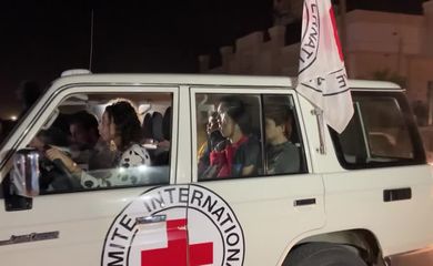 0849WD-ISRAEL-PALESTINIANS_GAZA_RED_CROSS_HOSTAGES_O_