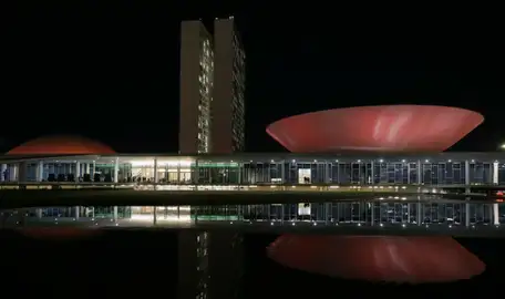 Brasília (DF) 28/052024  Congresso Nacional iluminado de vermelho pelo 