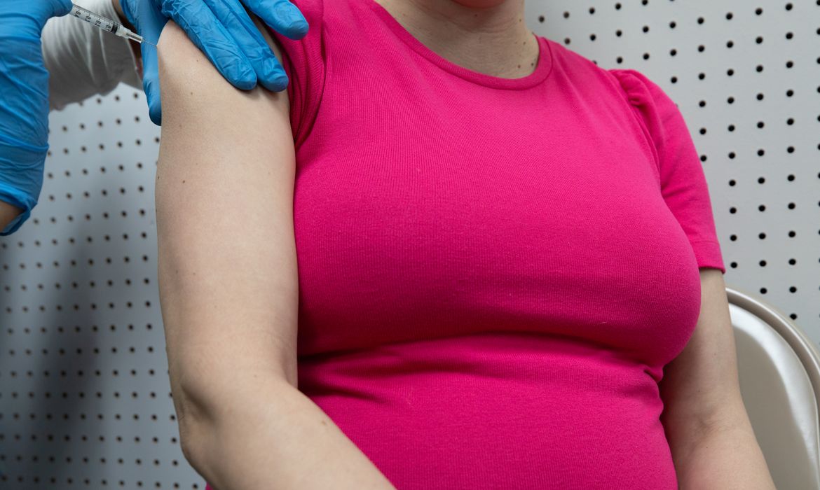 Grávida toma vacina contra Covid-19 na Pensilvânia