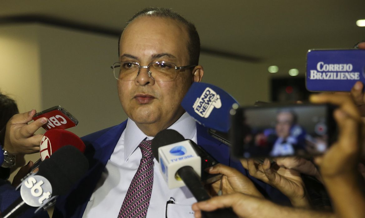 O governador eleito do Distrito Federal, Ibaneis Rocha (MDB), fala à imprensa após encontro com o presidente Michel Temer, no Palácio do Planalto.