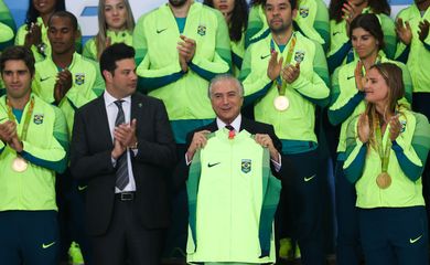 Brasília - O presidente em exercício Michel Temer recebe os atletas olímpicos no Palácio do Planalto (Elza Fiuza/Agência Brasil)