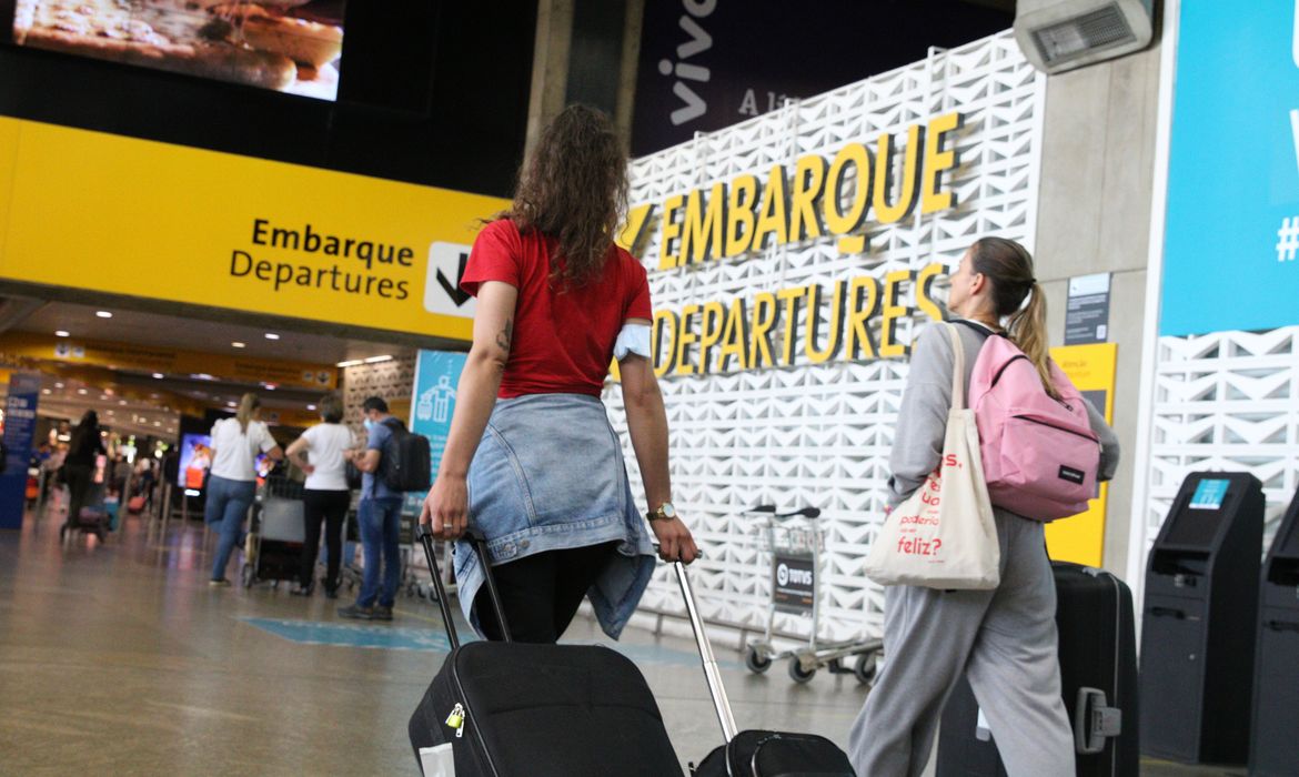 Passageiros no terminal 2 do Aeroporto Internacional de Guarulhos.