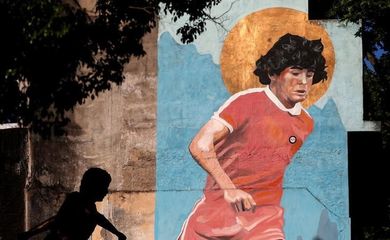 Mural com a lenda do futebol Diego Armando Maradona do lado de fora do estádio Diego Maradona em Buenos Aires, Argentina