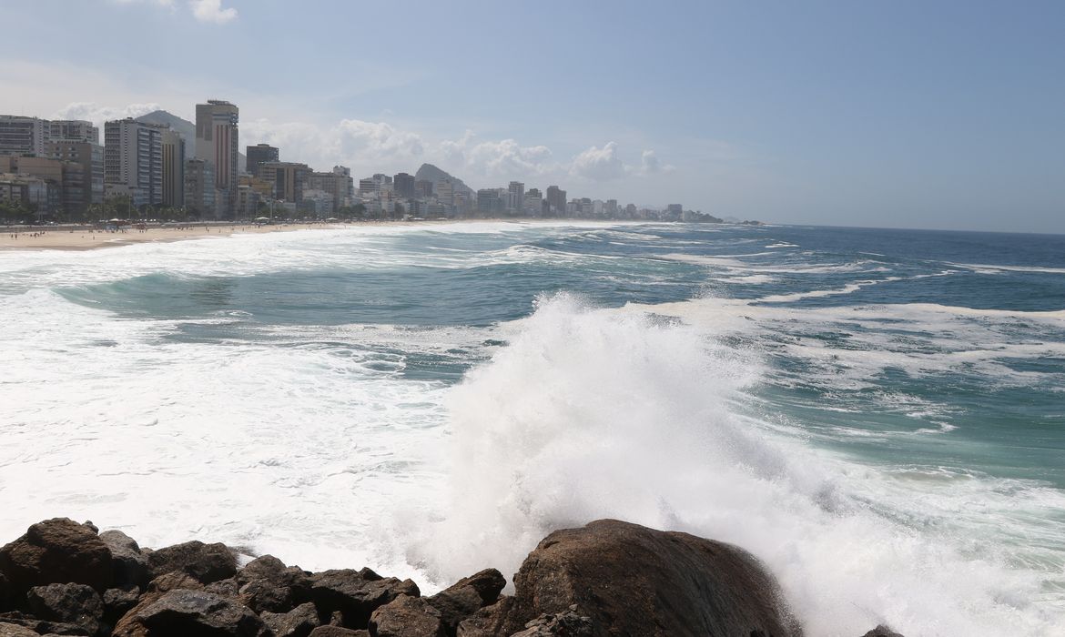 Rio de Janeiro (RJ), 03/04/2023 - Ressaca na orla de Ipanema e Leblon, zona sul da cidade. Foto: Tânia Rêgo/Agência Brasil