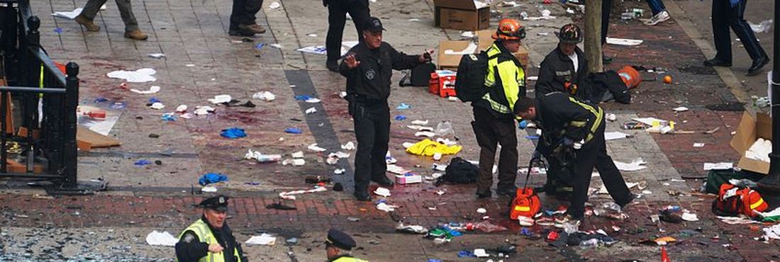 Três pessoas morreram e mais de 170 ficaram feridas com a explosão de duas bombas pouco antes do fim da maratona anual de Boston