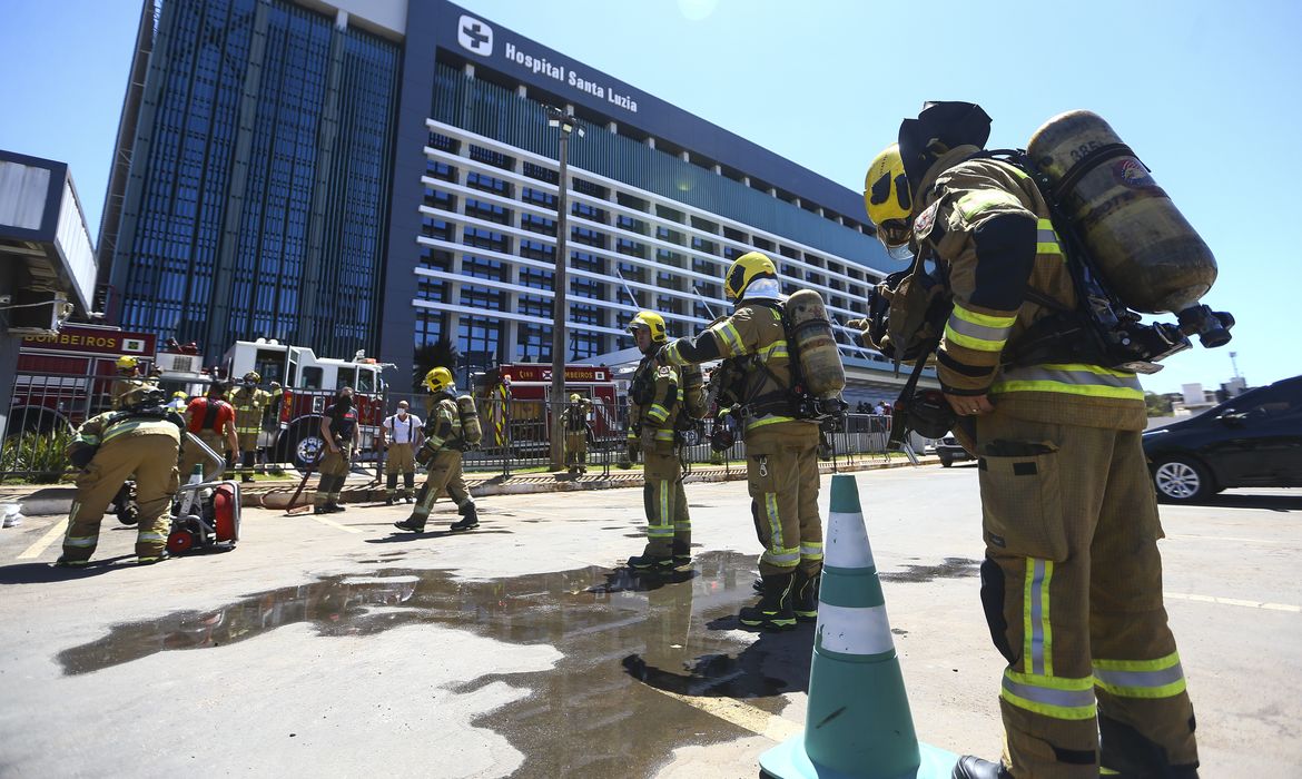 Bombeiros controlam incêndio no Hospital Santa Luzia, em Brasília.
