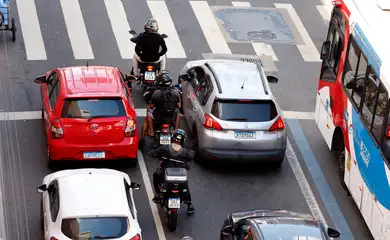 Rio de Janeiro (RJ), 30/07/2025 - Motociclistas de aplicativos transitam pelas ruas do centro do Rio.  Foto: Tânia Rêgo/Agência Brasil