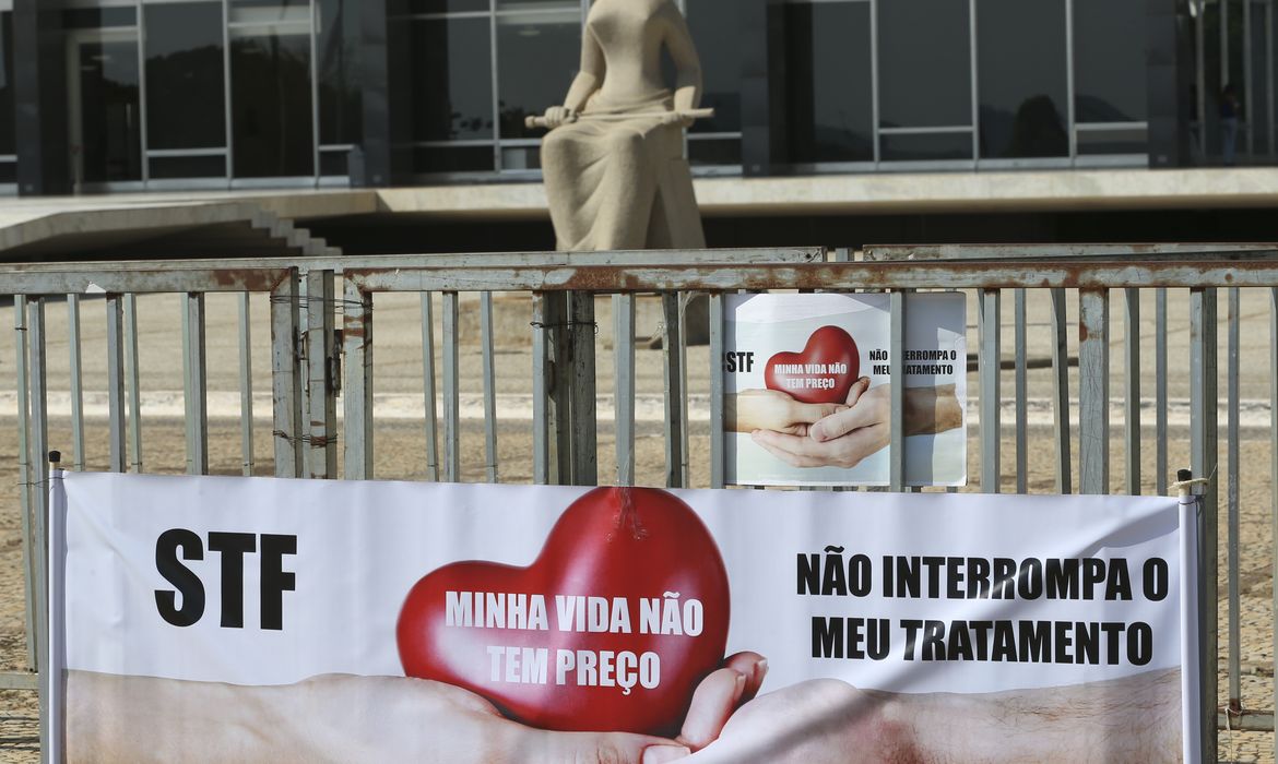 Brasília - Entidades que cuidam de pacientes com doenças raras protestam em frente ao STF pela distribuição gratuita de medicamentos que não estão na lista do Sistema Único de Saúde (SUS) e não têm registros na Anvisa (Elza Fiuza/Agência