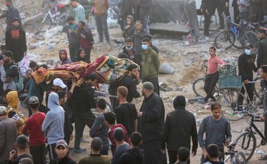 Palestinians carry a dead body at Al Shifa Hospital after Israeli forces withdrew from the hospital and the area around it following a two-week operation, amid the ongoing conflict between Israel and Hamas, in Gaza City April 1, 2024. Reuters/Dawoud Abu Alkas/Proibida reprodução