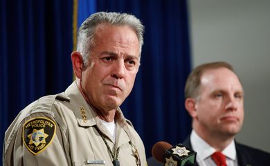 O xerife de Las Vegas, Joseph Lombardo (esq) fala à imprensa ao lado do agente do FBI Aaron Rouse