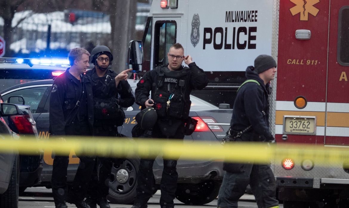 Policiais e agentes de emergência trabalham na sede da Molson Coors, em Milwaukee, após tiroteio.