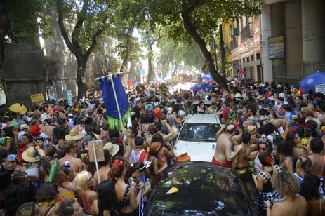  Bloco Cordão do Boitatá arrasta milhares de foliões em desfile de pré-carnaval pelas ruas do centro do Rio de Janeiro