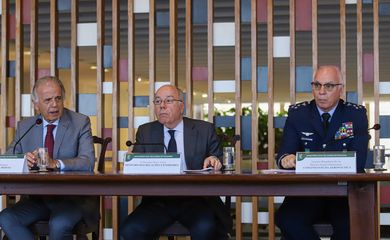 Brasília (DF) 18/10/2023 – Os ministros das Relações Exteriores, Mauro Vieira (c), e da Defesa, José Múcio Monteiro (e), comandante da Aeronáutica, Brigadeiro Marcelo Kanitz durante entrevista coletiva, no Palácio Itamaraty, falam sobre a operação Voltando em Paz, de resgate de brasileiros da região de conflito entre Israel e o grupo extremista Hamas. 
Foto: Antonio Cruz/Agência Brasil