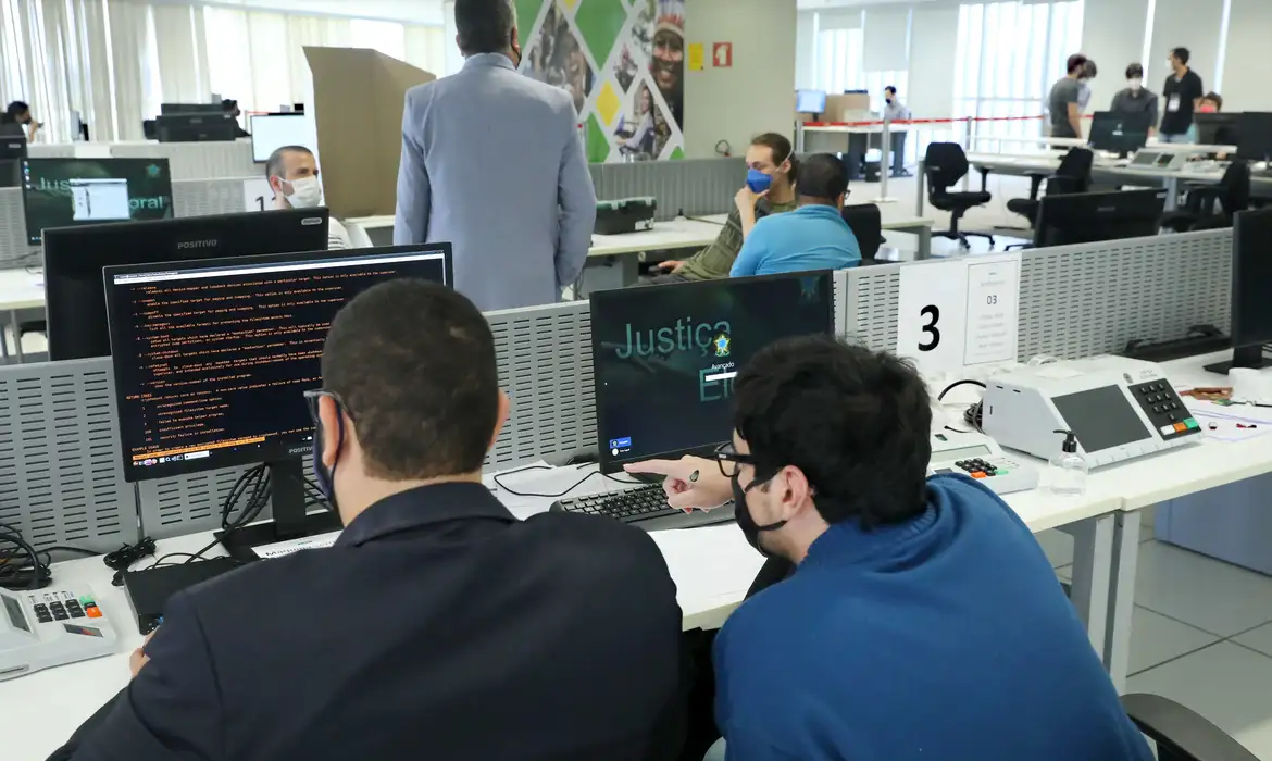 Teste público de segurança da urna eletrônica - tse