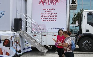  Um mamógrafo móvel na praia de Copacabana à disposição para que mulheres com indicação médica possam realizar o exame na hora em ação do Outubro Rosa promovido pela  Alerj