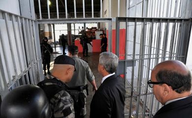 Comitiva inspecionou Complexo Prisional de Aparecida de Goiânia para tentar entender os motivos do confronto entre presos 