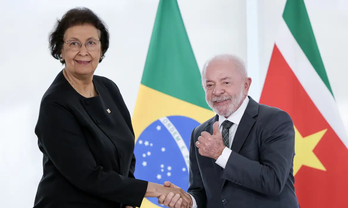 Brasília (DF), 28/05/2026 - O presidente Luiz Inácio Lula da Silva (d) recebe a presidente do Suriname, Jennifer Geerlings-Simons (e), em cerimônia oficial de boas-vindas, no Palácio do Planalto. 
Foto: Fabio Rodrigues-Pozzebom/Agência Brasil