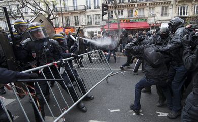 Manifestantes entram em confronto com polícia francesa em protesto na Praça da República, em Paris, na véspera do início da Conferência do Clima