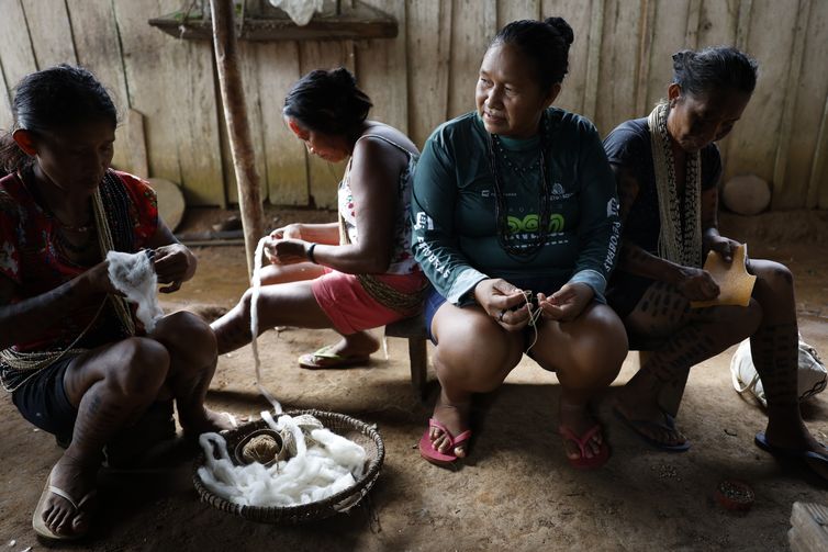 Juara (MT), 08/04/2025 – Mulheres do Povo Rikbaktsa trabalham com artesanato na aldeia Pé de Mutum, Terra Indígena Japuíra. Foto: Fernando Frazão/Agência Brasil