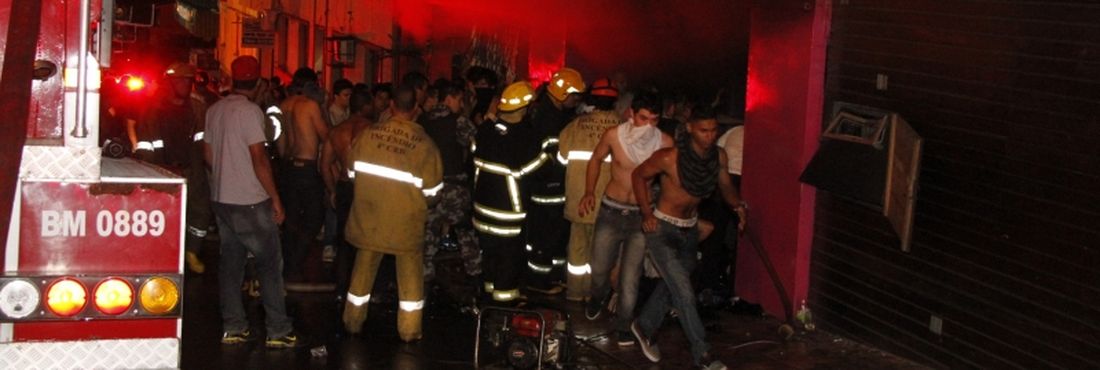 Incêndio em boate deixa centenas de mortos e feridos na cidade. As causas da tragédia ainda estão sendo investigadas
