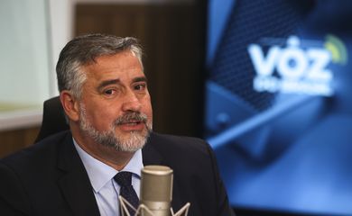 O ministro da Secretaria de Comunicação Social, Paulo Pimenta, é o entrevistado do programa A Voz do Brasil