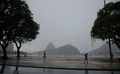 Cariocas enfrentam domingo de clima chuvoso, na Praia de Botafogo