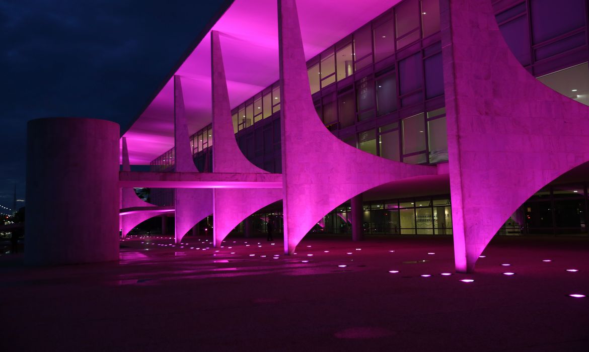 Em outubro, o Palácio do Planalto recebeu iluminação cor-de-rosa para a campanha de prevenção do câncer de mama (Valter Campanato/Agência Brasil)