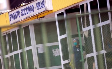 Um funcionário do hospital usa uma máscara protetora no Hospital Regional da Asa Norte (HRAN), após confirmação do primeiro caso de coronavírus em Brasília


