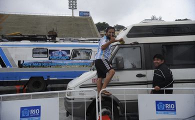 Com o Terreirão do Samba lotado, a Praça da Apoteose, no Sambódromo, foi aberta para acomodar os argentinos e seus carros, que continuam chegando para final da Copa do Mundo (Tânia Rêgo/Agência Brasil)