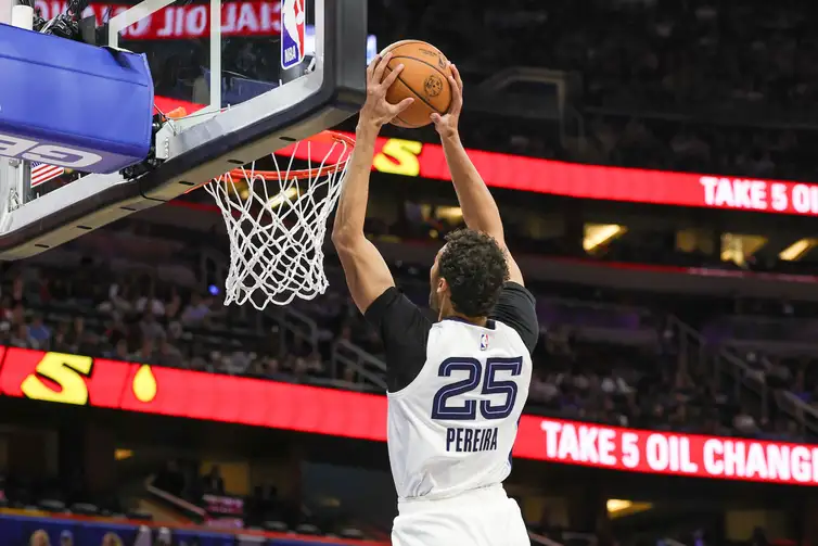 Mike Watters-USA TODAY Sports/Reuters/Direitos Reservados Mar 30, 2024; Orlando, Florida, USA; Memphis Grizzlies forward Maozinha Pereira (25) dunks during the second half against the Orlando Magic at KIA Center. Mandatory Credit: Mike Watters-USA TODAY Sports