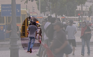 Rio de Janeiro – A Polícia Civil requisitou imagens captadas pela TV Brasil, que mostram o momento em que um suspeito lança a bomba que atingiu o cinegrafista da TV Bandeirantes (Reprodução)