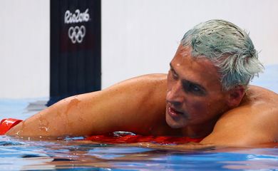 O nadador norte-americano Ryan Lochte teria sido assaltado no Rio. Comitê Rio 2016 não confirma