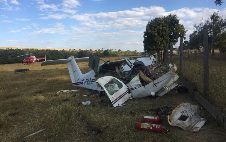 Avião de pequeno porte cai em área rural perto de Brasília