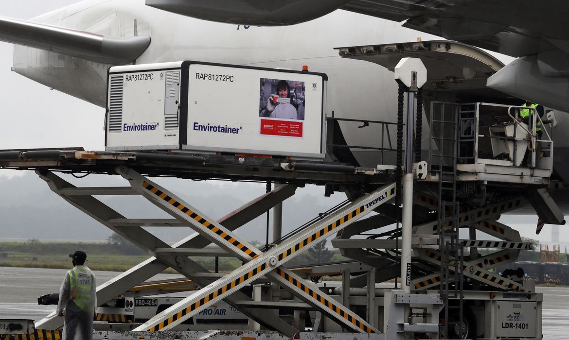 REUTERS/Amanda Perobelli/Direitos Reservados Carga com primeiras doses da CoronaVac chega ao Aeroporto Internacional de São Paulo