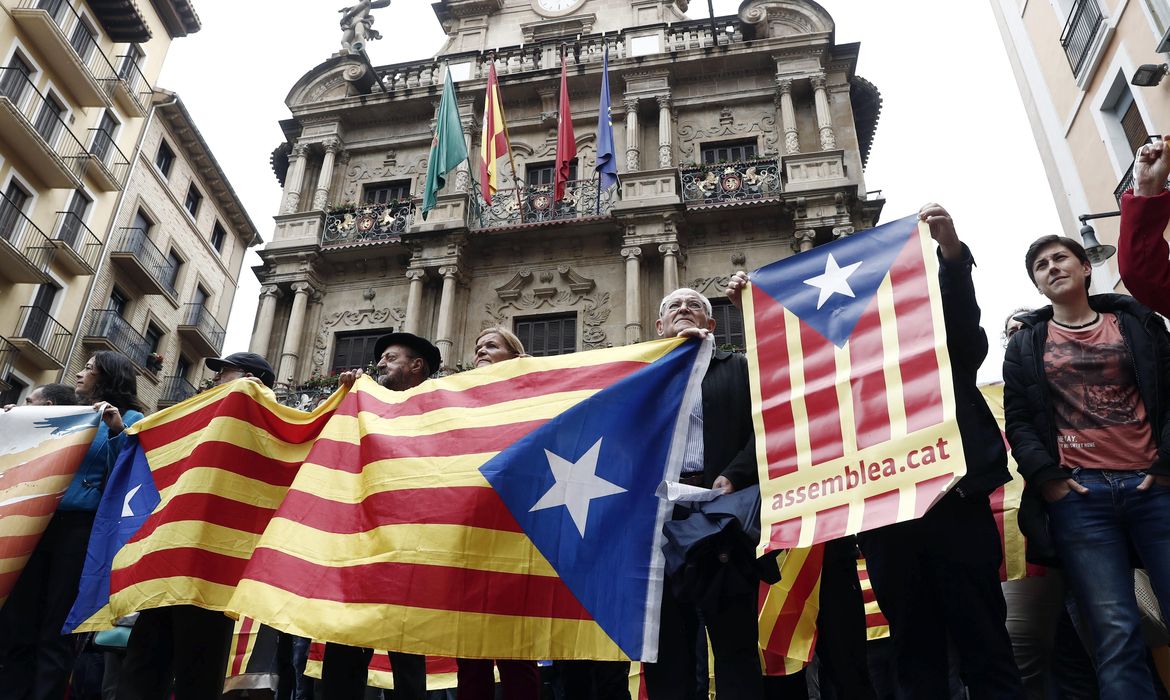 Em protestos, grupo segura a bandeira catalã pró-independência na cidade de Pamplona 