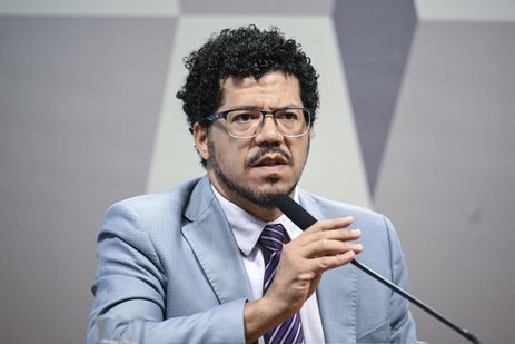 Comissão de Constituição, Justiça e Cidadania (CCJ) promove audiência pública interativa destinada a instruir o Projeto de Lei 5.582/2025, que estabelece o marco legal do combate ao crime organizado, definindo novas regras penais e processuais para enfrentar estruturas criminosas complexas, e atualiza dispositivos do Código Penal, da Lei de Execução Penal e de normas especiais que tratam de organizações criminosas.À mesa, em pronunciamento, secretário nacional de Assuntos Legislativos do Ministério da Justiça e Segurança Pública, Marivaldo de Castro Pereira.Foto: Edilson Rodrigues/Agência Senado